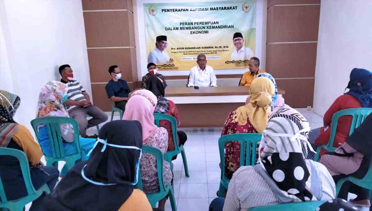 Anggota DPR RI Komisi XI Fraksi Golkar, Agun Gunandjar Sudarsa mengapresiasi kader Posyandu RW 30 Lingkungan Karang, Kelurahan Ciamis.