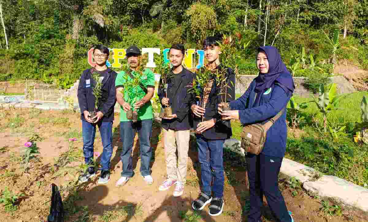 CDK Wil VI Tanam Pohon di Lokasi Camping Ceria Pinggir Sungai