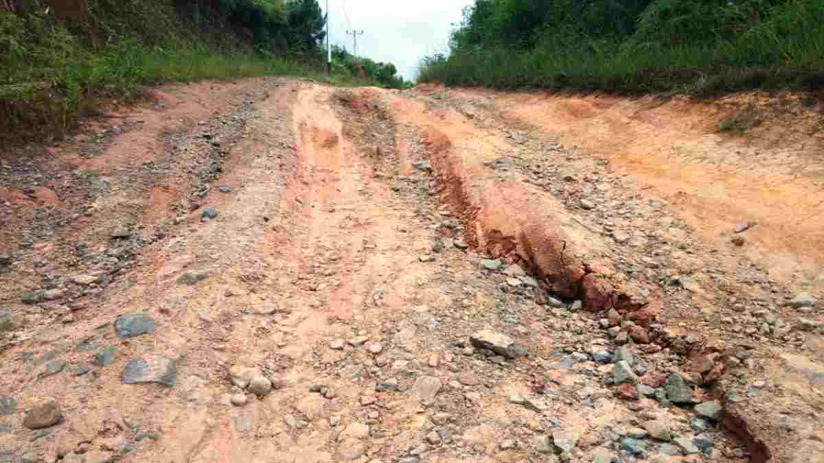 Akses Jalan Rusak Parah Hambat Aktivitas Warga di Kecamatan Balla, Mamasa